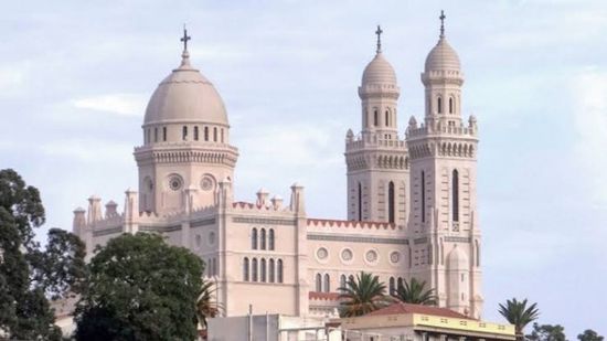 وزير الداخلية الجزائري يوضح حقيقة إغلاق كنائس تعمل بطريقة شرعية