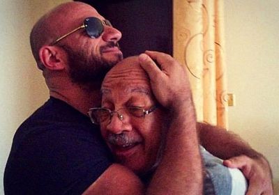 أحمد مكي يطلب من جمهوره الدعاء لوالده