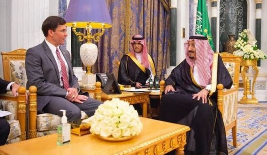العاهل السعودي يستقبل وزير الدفاع الأمريكي بالرياض