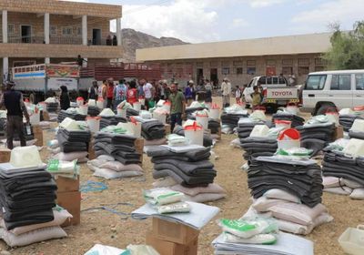 "الصليب الأحمر" يوزع مواد غذائية للنازحين إلى الضالع والحصين 