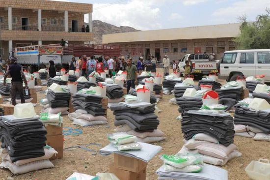 "الصليب الأحمر" يوزع مواد غذائية للنازحين إلى الضالع والحصين 