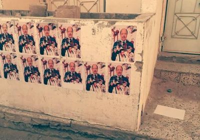 ملصقات معادية تطارد مليشيا الإخوان في عتق بشبوة (صور)