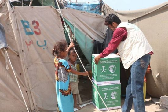 بدعم سعودي..توزيع 170 سلة غذائية في الخوخة بالحديدة (صور)