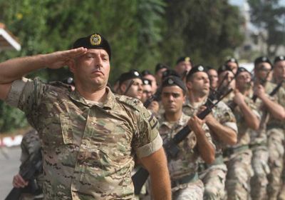 شاهد.. جندي من الجيش اللبناني يبكي لهذا السبب الجلل