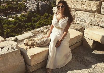 مي عمر تخضع لجلسة تصوير جديدة بالزي اليوناني