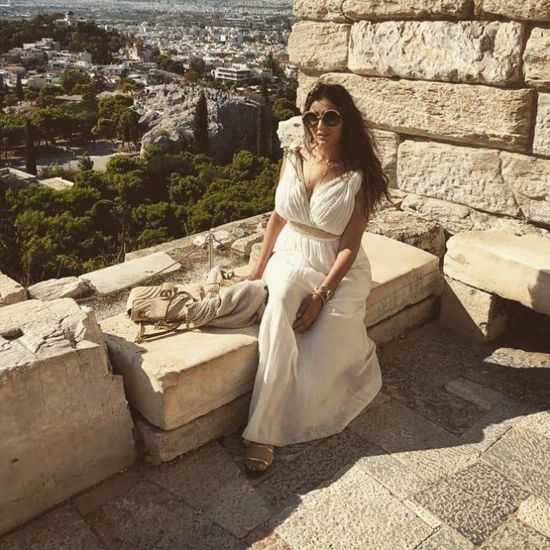 مي عمر تخضع لجلسة تصوير جديدة بالزي اليوناني