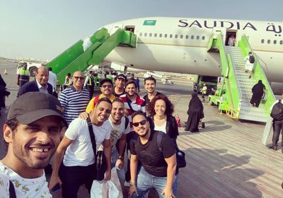 محمد أنور بصحبة فريق "مسرح مصر" أثناء توجههم للرياض