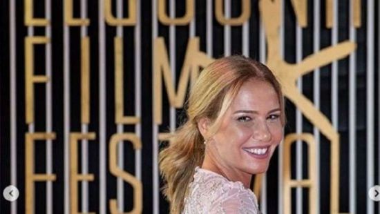 رشا شيحة تشارك بمظاهرات لبنان بصحبة ابنتها (فيديو)