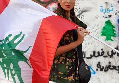 نيللي مقدسي تشارك في المظاهرات اللبنانية (صور)
