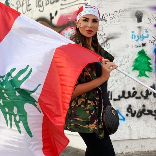 نيللي مقدسي تشارك في المظاهرات اللبنانية (صور)