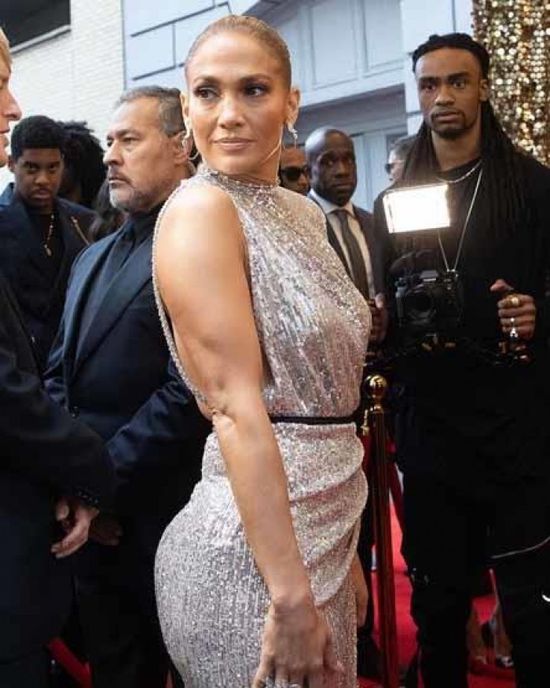 جينيفر لوبيز مع مالوما وأوين ويلسون في العرض الخاص لفيلم "Marry me"