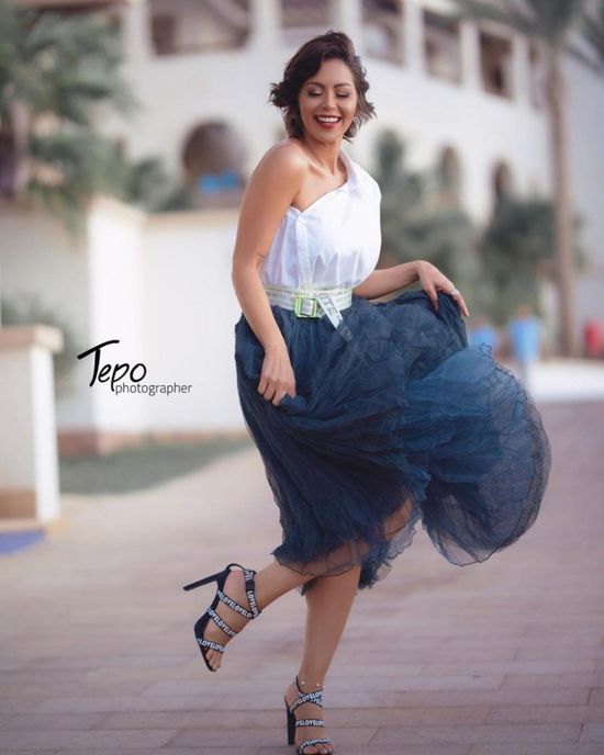 لقاء الخميسي بإطلالة أنيقة في أحدث جلسة تصوير (صور)