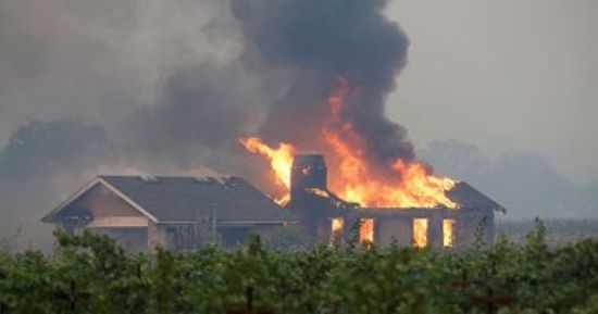 إخلاء مئات الأشخاص من ولاية كاليفورنيا الأمريكية بسبب انتشار الحرائق