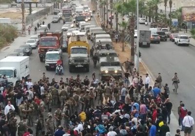 عاجل.. لبنانيون يقطعون طريق صيدا الدولي بأجسادهم