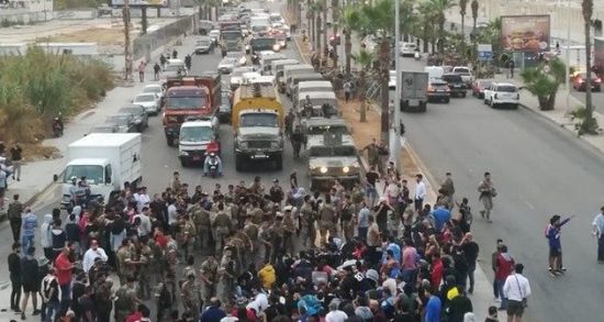 عاجل.. لبنانيون يقطعون طريق صيدا الدولي بأجسادهم