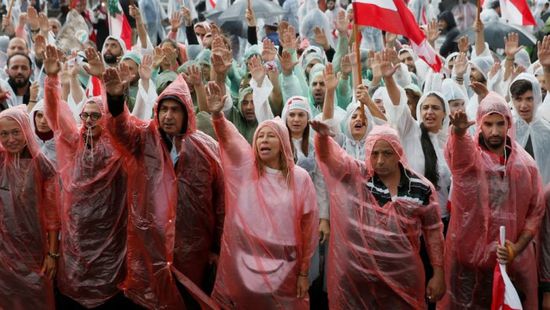 المتظاهرون اللبنانيون يقطعون الطرقات الرئيسية تمهيدا لتجدد الاحتجاجات