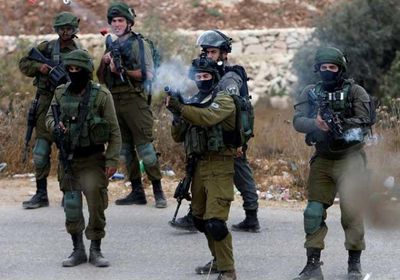 إصابة عشرات الفلسطينيين بالاختناق من غاز الاحتلال الاسرائيلي المسيل للدموع