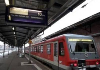 شاهد.. نجاة امرأة بأعجوبة من موت محقق أمام قطار سريع