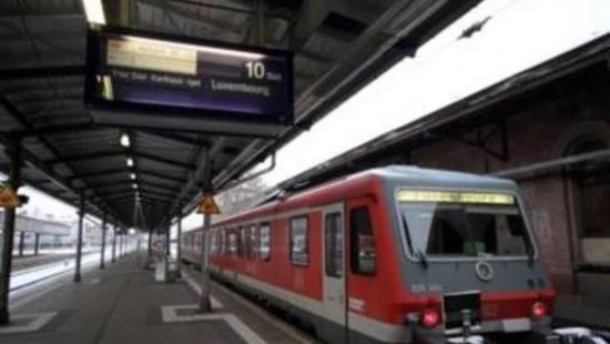 شاهد.. نجاة امرأة بأعجوبة من موت محقق أمام قطار سريع