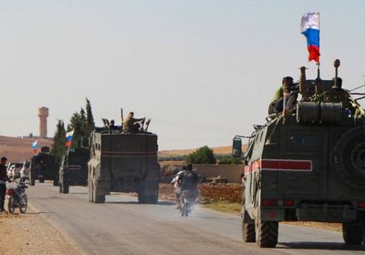 الدفاع الروسية تُسيّر رتلاً عسكريًا على الحدود السورية التركية