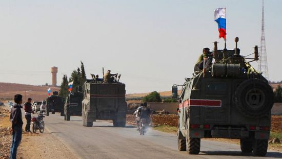 الدفاع الروسية تُسيّر رتلاً عسكريًا على الحدود السورية التركية