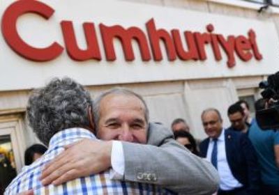 الإفراج عن آخر سجين من العاملين في صحيفة "جمهوريت" التركية