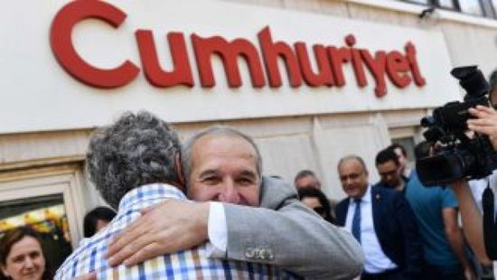 الإفراج عن آخر سجين من العاملين في صحيفة "جمهوريت" التركية