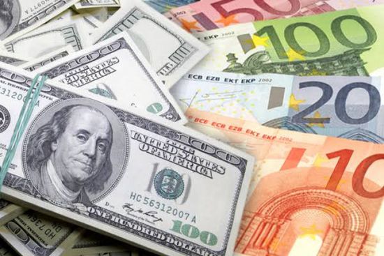 الدولار يرتفع أمام اليورو والإسترليني بدعم آمال التجارة