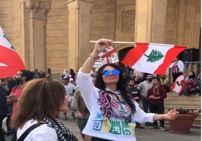 لقاء سويدان تشارك في مظاهرات لبنان (فيديو)