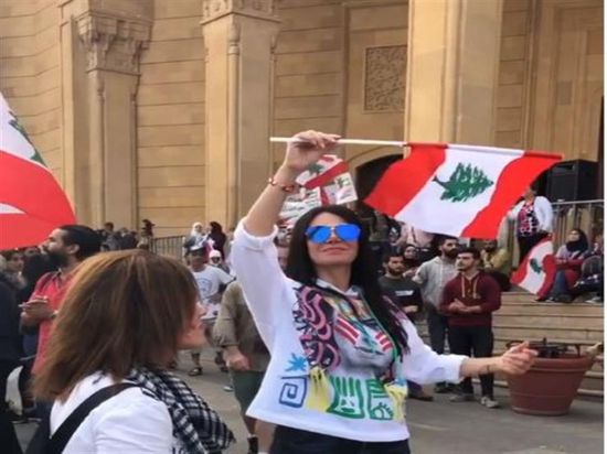 لقاء سويدان تشارك في مظاهرات لبنان (فيديو)