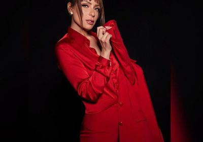 ببدلة حمراء وإطلالة كلاسيكية.. ريم البارودي أنيقة في جلسة تصوير جديدة