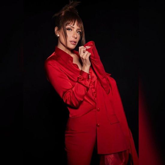 ببدلة حمراء وإطلالة كلاسيكية.. ريم البارودي أنيقة في جلسة تصوير جديدة