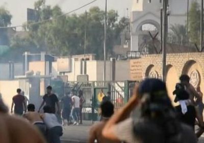 متظاهرون يحاصرون القنصلية الإيرانية بالعراق ويرددون هتافات مناهضة لطهران 