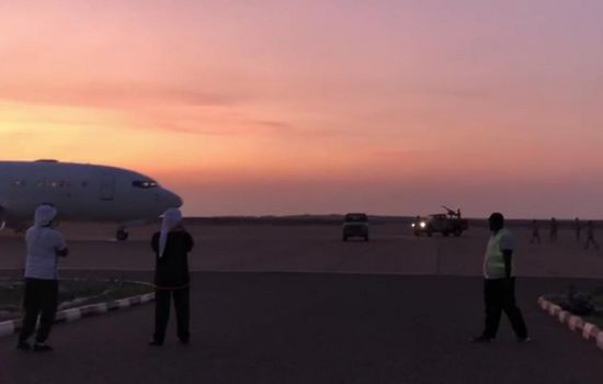 في خطوة استفزازية.. محافظ سقطرى الإخواني يمنع طائرة تقل مرضى من مغادرة الجزيرة (صور وفيديو)