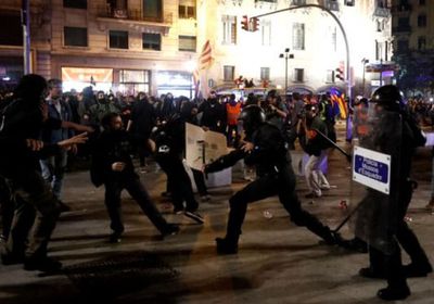 الشرطة الإسبانية تتدخل لتفريق محتجين مطالبين باستقلال كتالوني