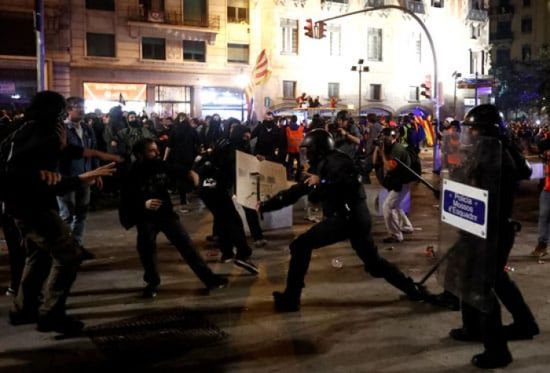 الشرطة الإسبانية تتدخل لتفريق محتجين مطالبين باستقلال كتالوني