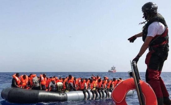 منظمة: إنقاذ 90 مهاجراً كانوا على متن قارب نجاة قرب السواحل الليبية 