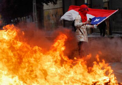 (صور).. كر وفر بين المتظاهرين والأمن بتشيلي وإحراق محطة مترو