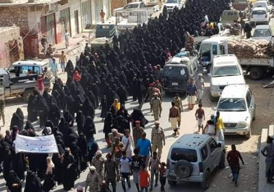 عاجل.. مسيرة نسائية في سقطرى تطالب برحيل المحافظ الإخواني (صور)
