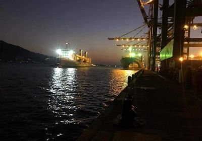 سفينة الخزانات الجديدة للكهرباء ترسو بميناء عدن