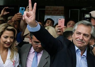 زعيم المعارضة فرنانديز يفوز بالانتخابات الرئاسية بالأرجنتين
