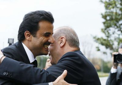 كاتب سعودي ساخرًا: أردوغان ونظام قطر يقبلان العزاء في البغدادي!