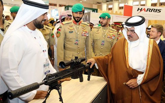 وكيل وزارة الدفاع الإماراتي يزور معرض البحرين الدولي (صور)