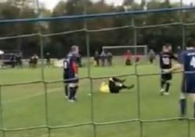 حكم يفقد الوعي في مباراة بألمانيا إثر تعرضه لاعتداء من لاعب بسبب طرده