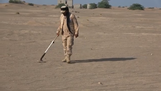 تفكيك حقل ألغام زرعته مليشيا الحوثي بحي منظر في الحديدة