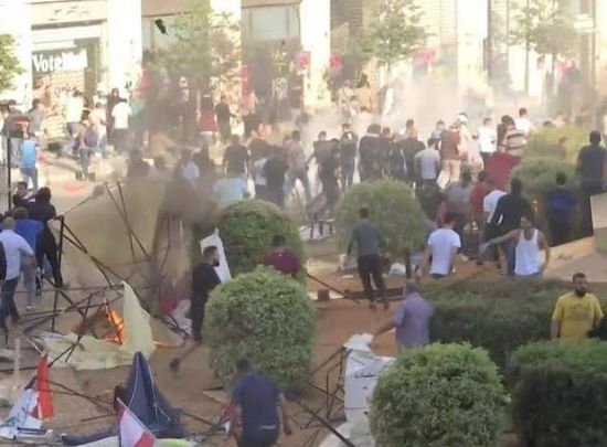 ميليشيا حزب الله وأنصارها تحرق خيام المعتصمين وسط بيروت