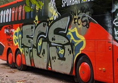 مشجعون يشوهون حافلة فريق كولن قبل مباراته في كأس ألمانيا