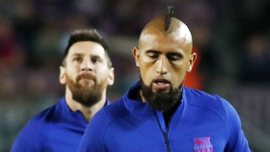 فيدال: لست سعيدا في برشلونة