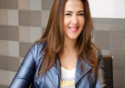 دنيا سمير غانم تنشر كواليس تصوير والدها مع العارضة البرازيلية بـ "فوج"