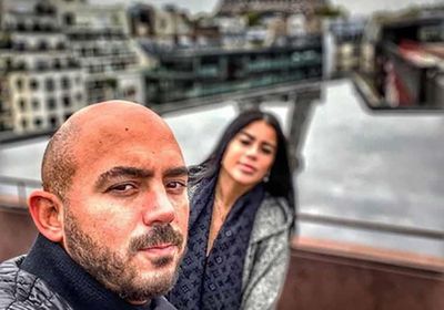 محمود العسيلي بصحبة خطيبته في باريس (صور)